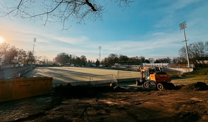 Tribünen-Bau im Stadion gestartet