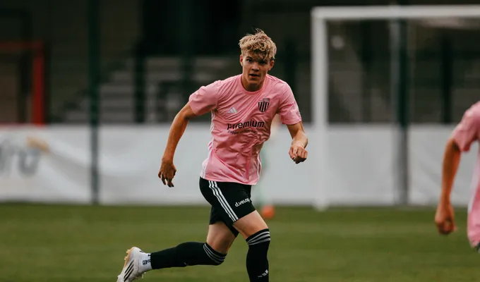 Linus Olthoff unterschreibt Profivertrag beim 1. FC Bocholt