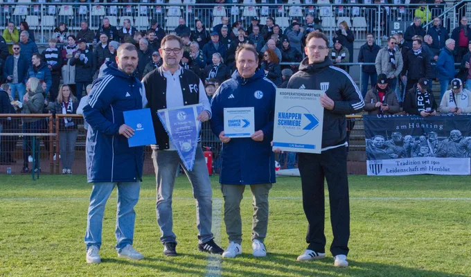 Offizielle Übergabe: Kooperation am Hünting nun sichtbar 
