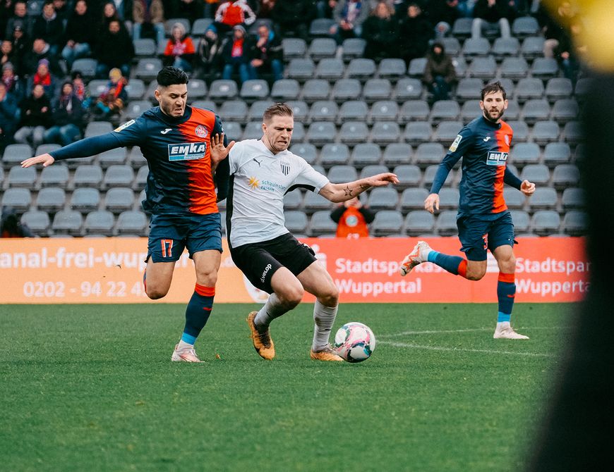 Fox pariert Elfmeter: FCB gewinnt 2:1 in Wuppertal