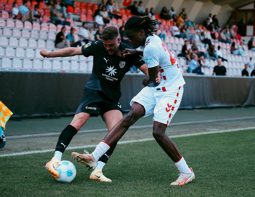 U21 des 1. FC Köln fordert den FCB am Hünting